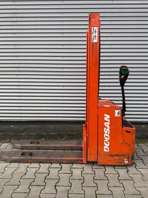 Doosan LEDS 12,5 Deichselstapler www.hsr-gabelstapler.de Doosan LEDS 12,5 Deichselstapler www.hsr-gabelstapler.de