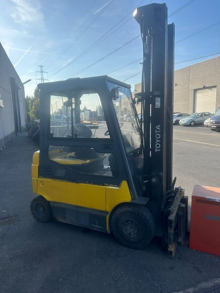 Toyota 7FBMF25 Electric 4-wheel forklift www.ihgroup.be