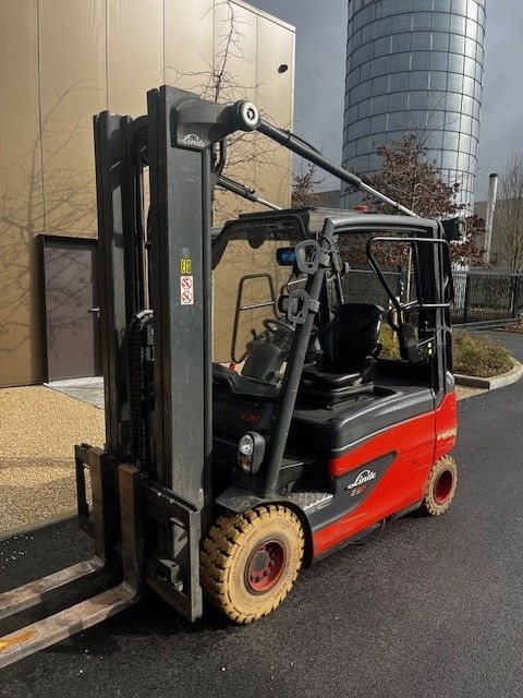 Linde E30L-01 Elektro 4 Rad-Stapler www.ihgroup.be Linde E30L-01 Elektro 4 Rad-Stapler www.ihgroup.be