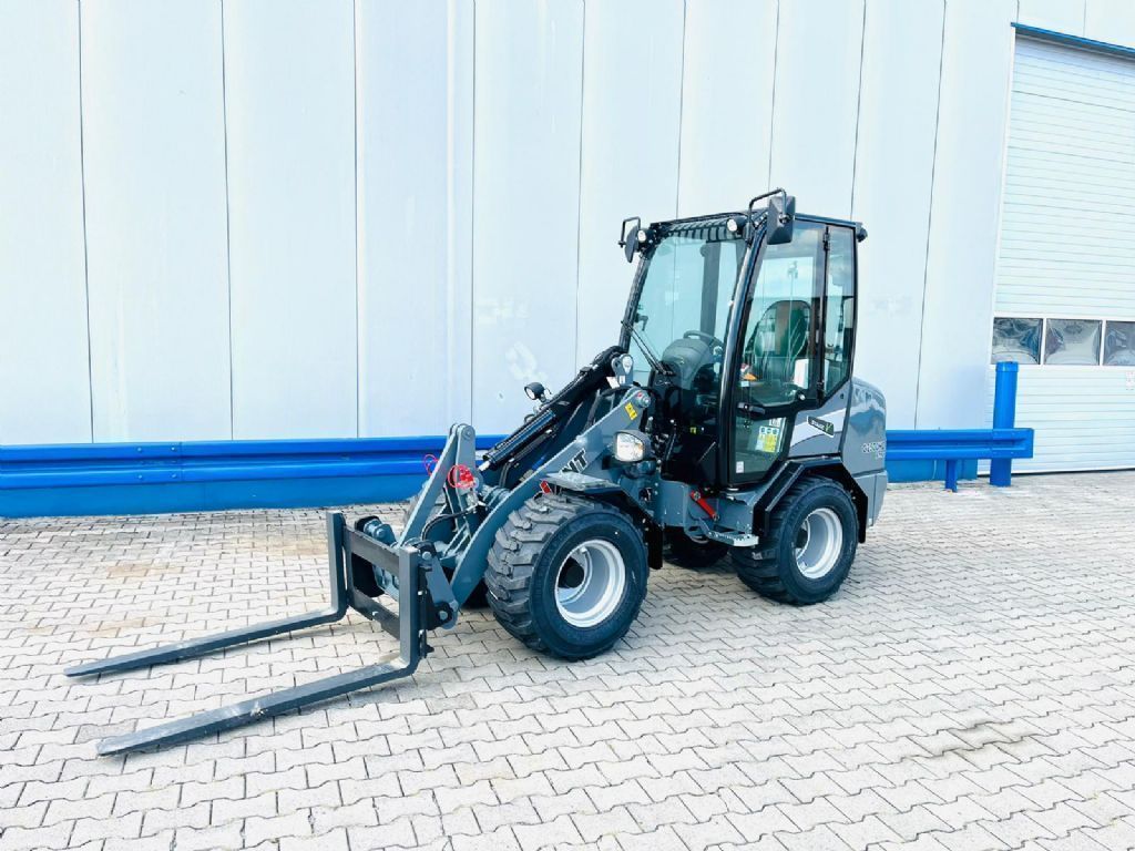 Giant G2500 X-TRA HD Radlader www.isfort.com