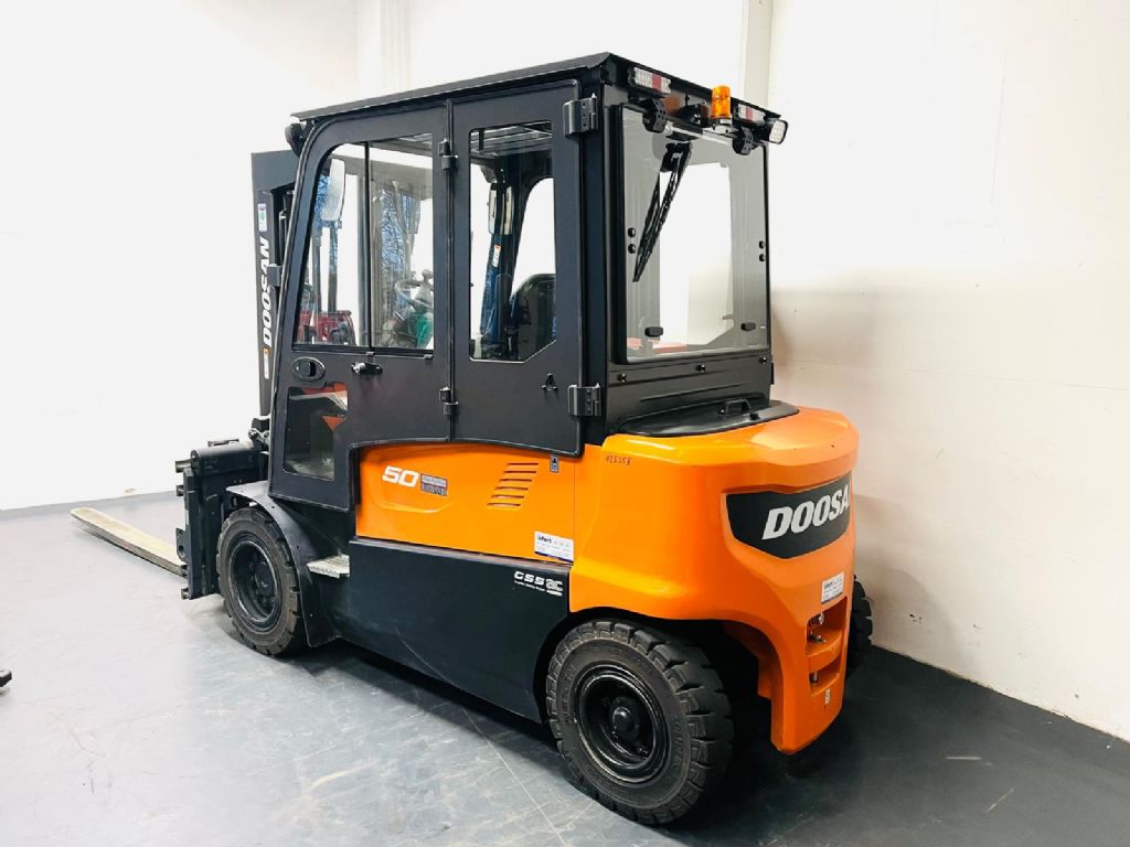 Doosan B50X-7 Electric 4-wheel forklift www.isfort.com Doosan B50X-7 Electric 4-wheel forklift www.isfort.com