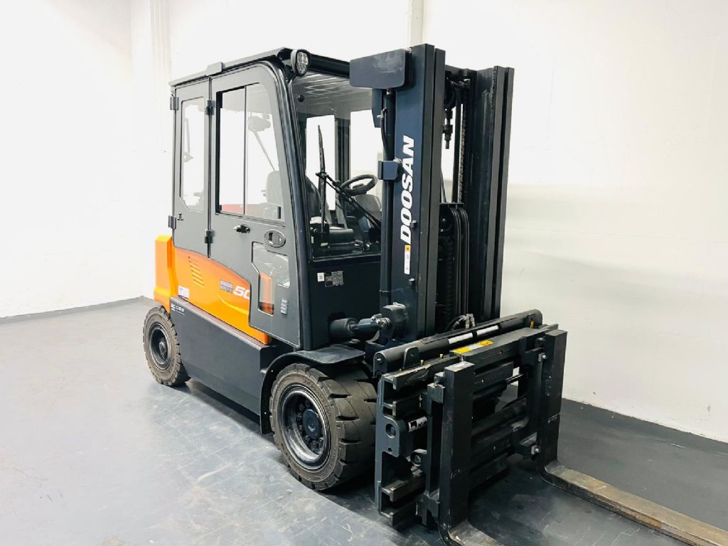 Doosan B50X-7 Electric 4-wheel forklift www.isfort.com Doosan B50X-7 Electric 4-wheel forklift www.isfort.com
