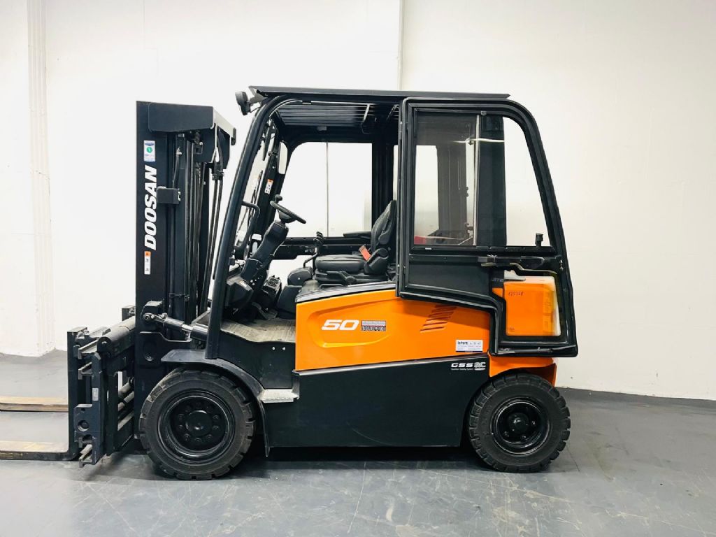 Doosan B50X-7 Electric 4-wheel forklift www.isfort.com Doosan B50X-7 Electric 4-wheel forklift www.isfort.com