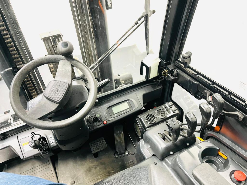 Doosan B50X-7 Electric 4-wheel forklift www.isfort.com Doosan B50X-7 Electric 4-wheel forklift www.isfort.com