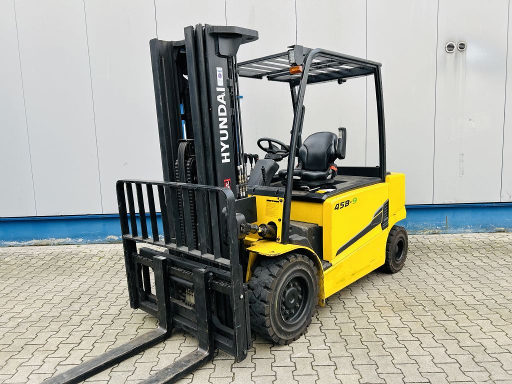 Hyundai 45B-9 Elektro 4 Rad-Stapler www.isfort.com