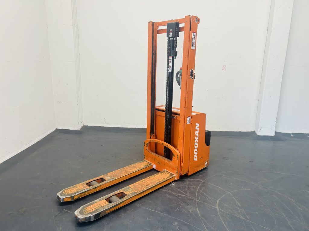 Doosan LEDS12.5C Hochhubwagen www.isfort.com