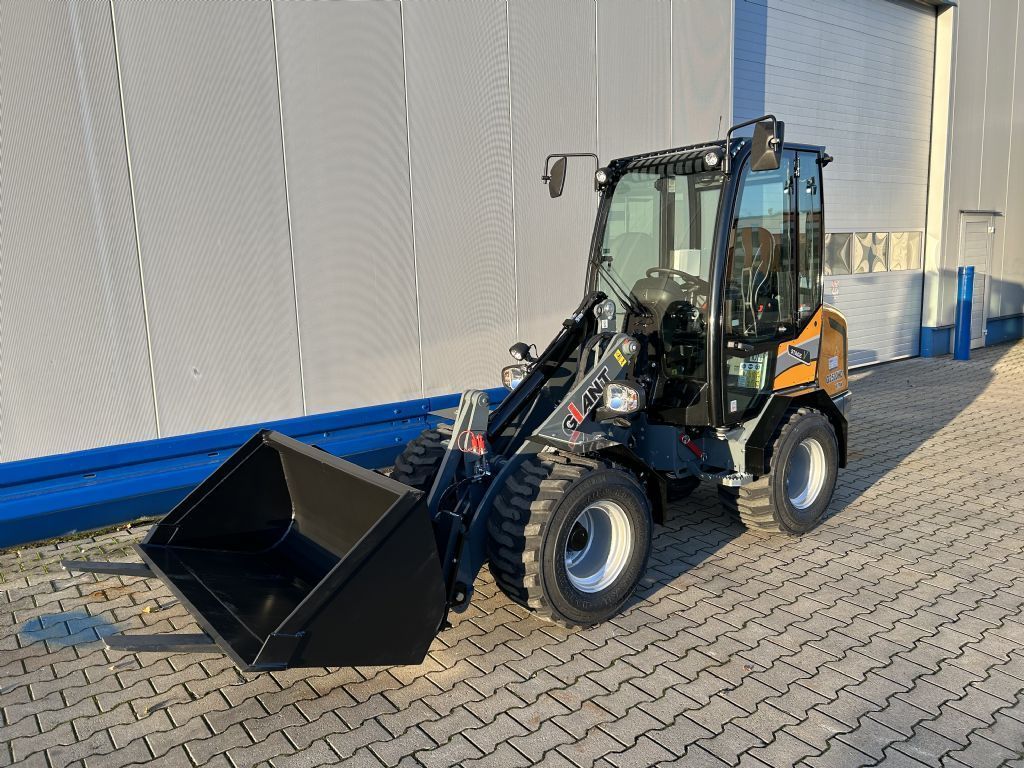 Giant Vorfhrmaschine G2500 X-TRA HD inkl. Schaufel und Palettengabel Kompaktlader www.isfort.com