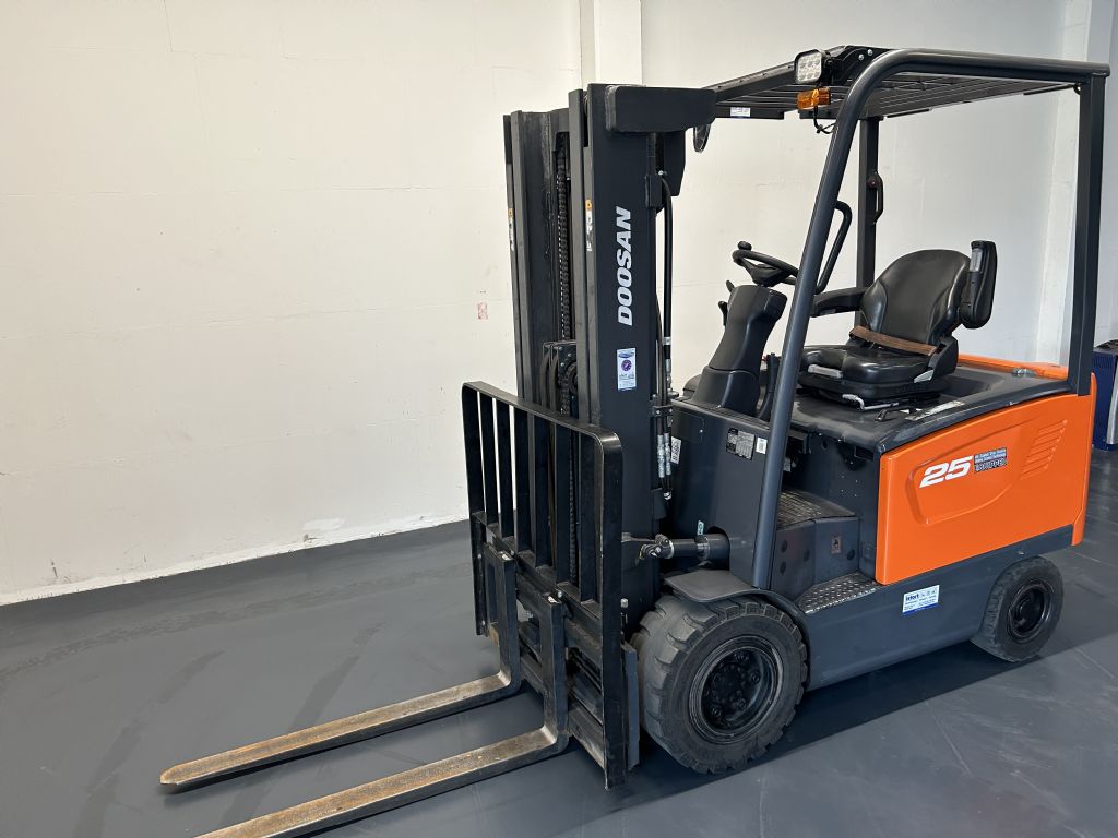 Doosan B25S-7 Elektro 4 Rad-Stapler www.isfort.com