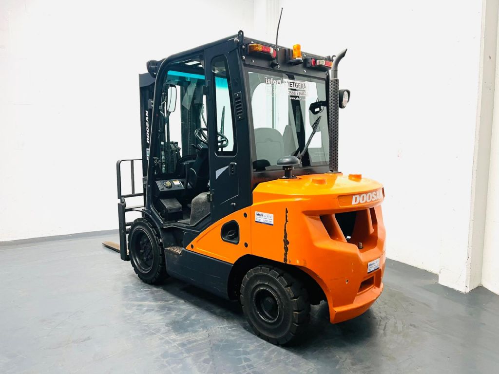 Doosan D30S-7 Diesel Forklift www.isfort.com Doosan D30S-7 Diesel Forklift www.isfort.com