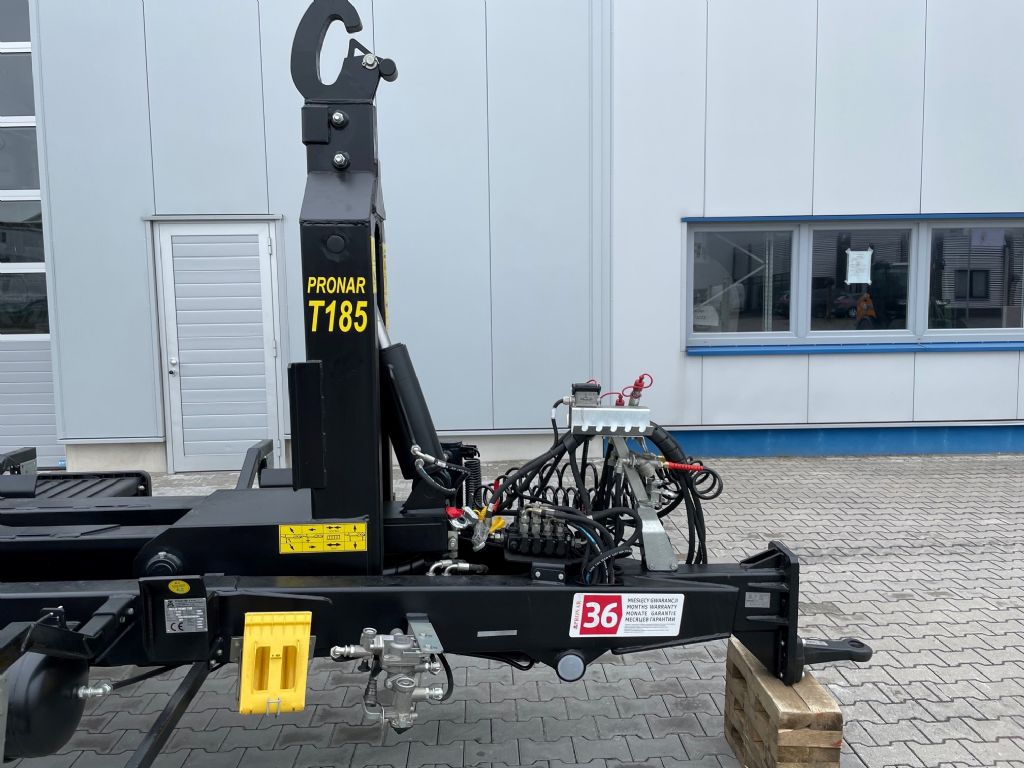 Pronar Hakenlift T185 (15t) Industrial trailers www.isfort.com Pronar Hakenlift T185 (15t) Industrial trailers www.isfort.com