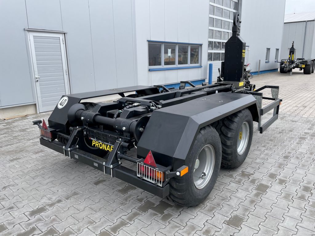 Pronar Hakenlift T185 (15t) Industrial trailers www.isfort.com Pronar Hakenlift T185 (15t) Industrial trailers www.isfort.com