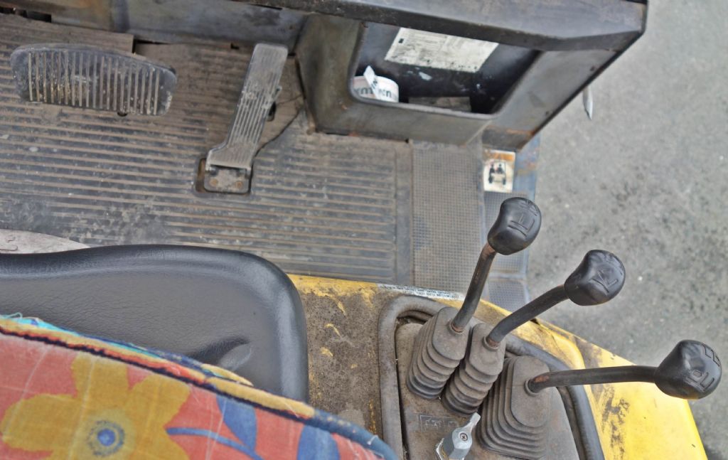 Yale GLP 40 L Treibgasstapler www.kb-stapler.com Yale GLP 40 L Treibgasstapler www.kb-stapler.com