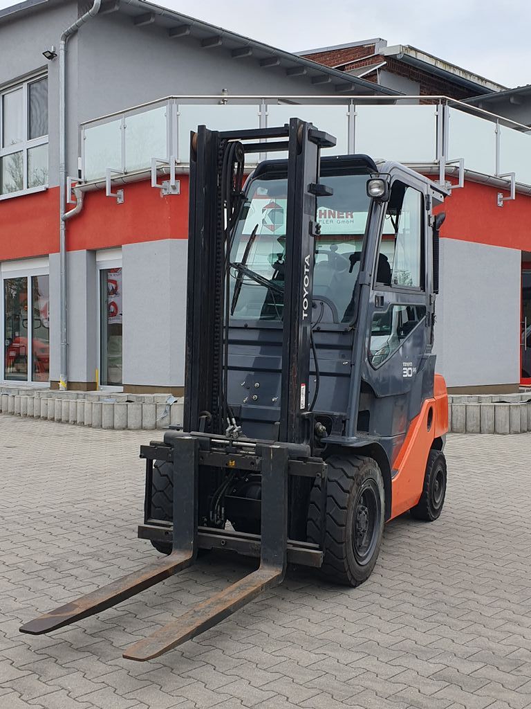 Toyota-52-8FDF30-Dieselstapler www.kirchner-gabelstapler.de