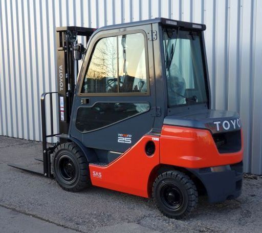 Toyota 8FDF25 Dieselstapler kirchnerpartner.de