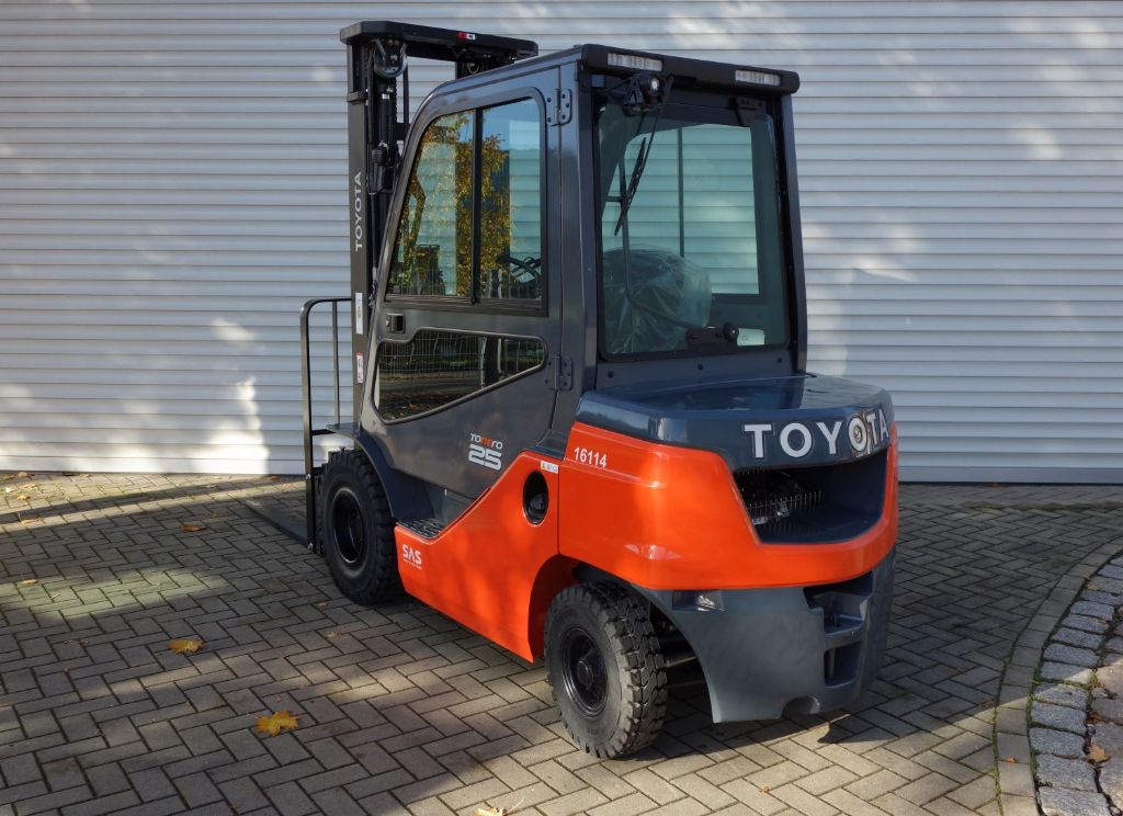 Toyota 8FDF25 Dieselstapler kirchnerpartner.de