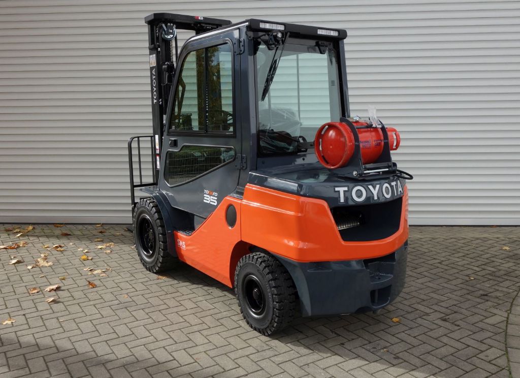 Toyota 8FGF35 Treibgasstapler kirchnerpartner.de