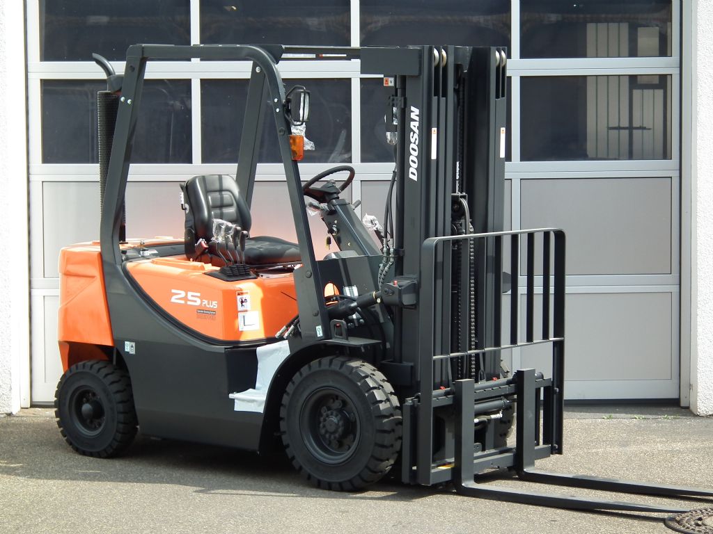 Doosan-D25GP-PLUS-Dieselstapler-www.kloz-stapler.de Doosan-D25GP-PLUS-Dieselstapler-www.kloz-stapler.de