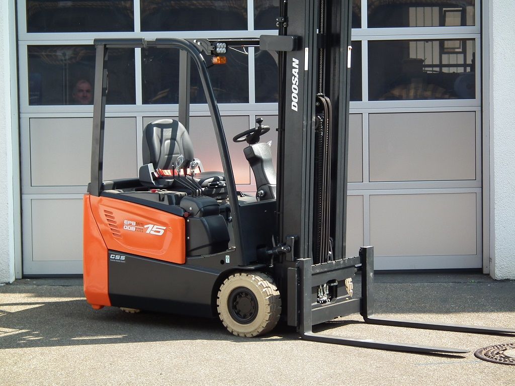 Doosan-B15T-7-Elektro 3 Rad-Stapler-www.kloz-stapler.de Doosan-B15T-7-Elektro 3 Rad-Stapler-www.kloz-stapler.de