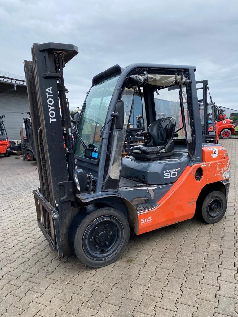 Toyota 068FDJ30F Diesel Forklift www.kompass-stapler.de