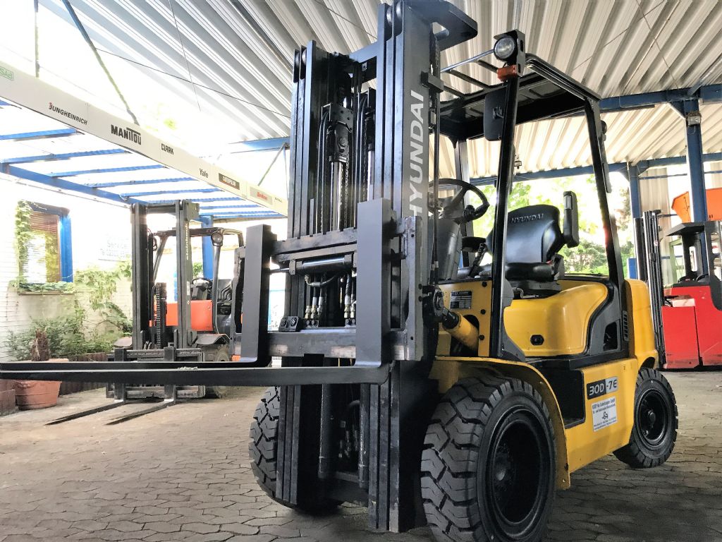 Hyundai-30D-7E-Dieselstapler-www.koop-gabelstapler.de