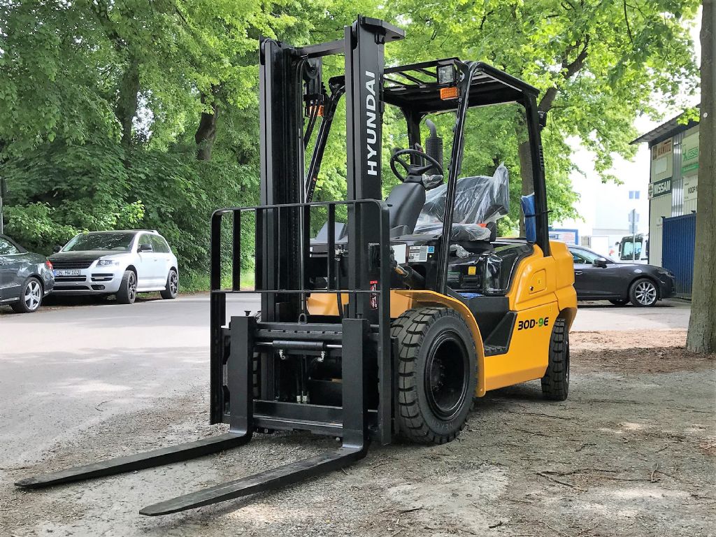 Hyundai-30D-9E-Dieselstapler-www.koop-gabelstapler.de