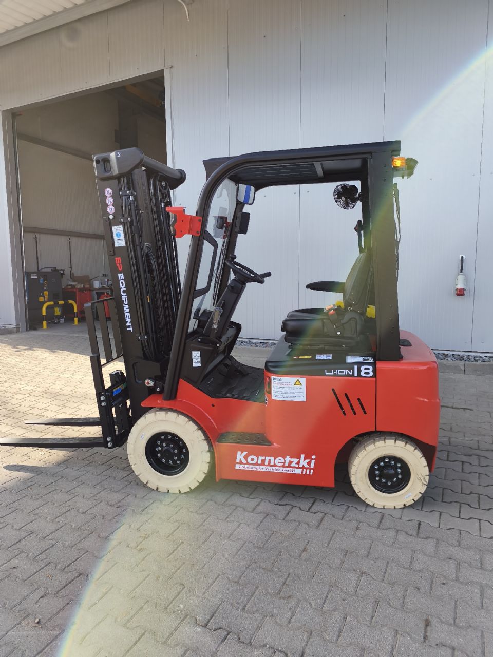 EP EFL183 / 4800 Elektro 4 Rad-Stapler www.kornetzki-gabelstapler.de