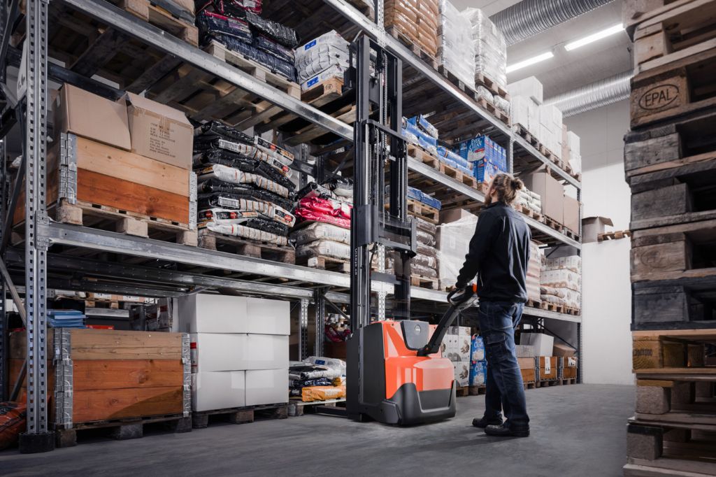 BT-SWE140-Hochhubwagen-www.kugler.net