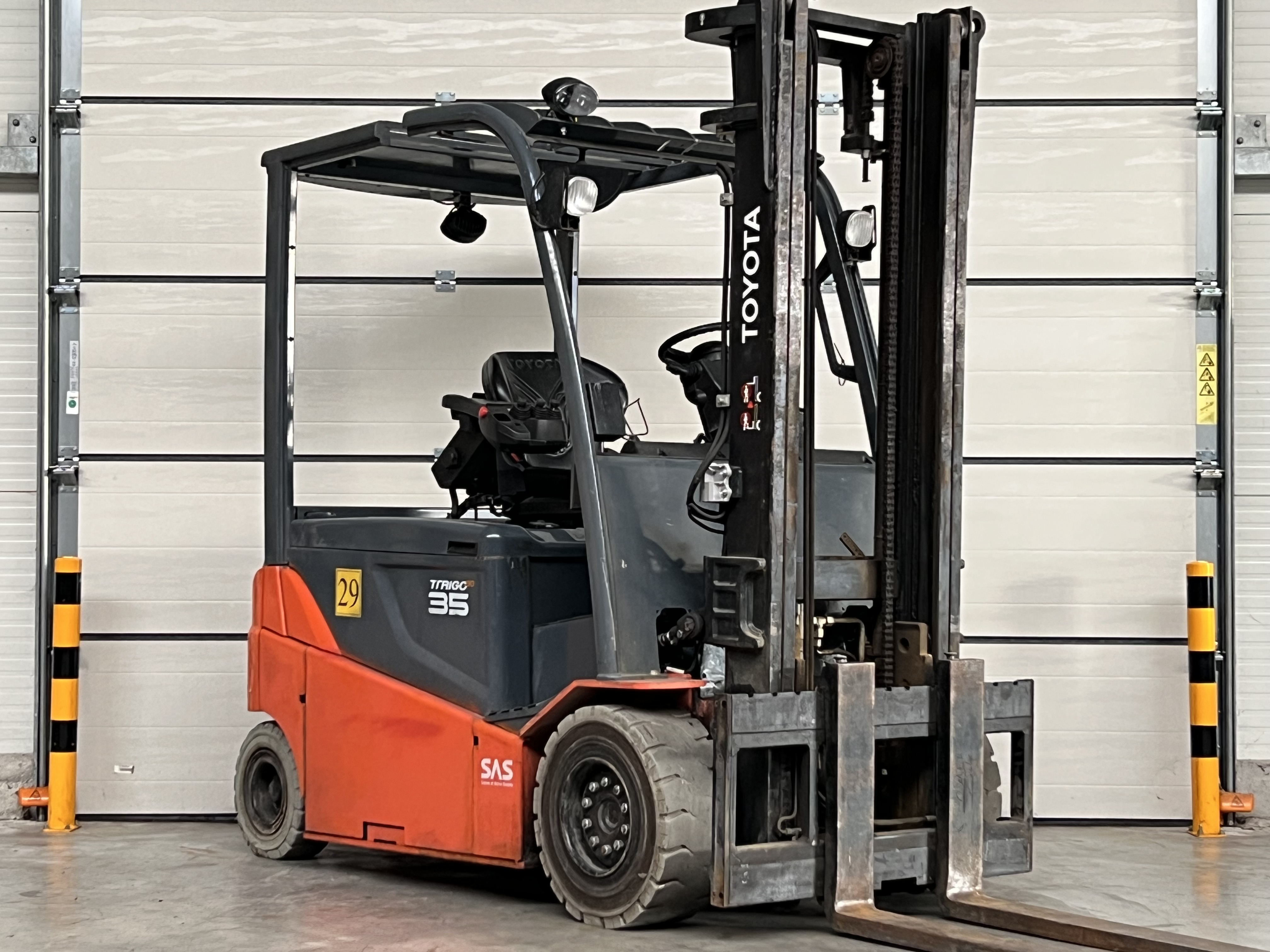 Toyota-8FBMT35-Electric 4-wheel forklift www.lifthandling.com