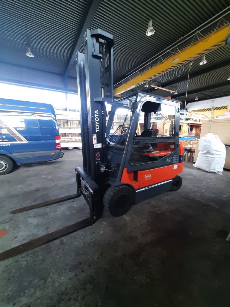 Toyota-7FBMF35-Elektro 4 Rad-Stapler-www.l-l-gabelstapler.de