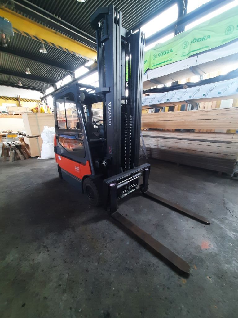Toyota-7FBMF35-Elektro 4 Rad-Stapler www.l-l-gabelstapler.de