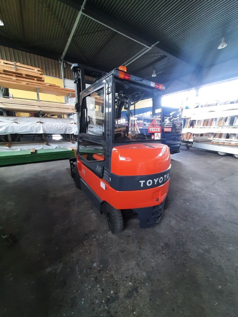 Toyota-7FBMF35-Elektro 4 Rad-Stapler www.l-l-gabelstapler.de