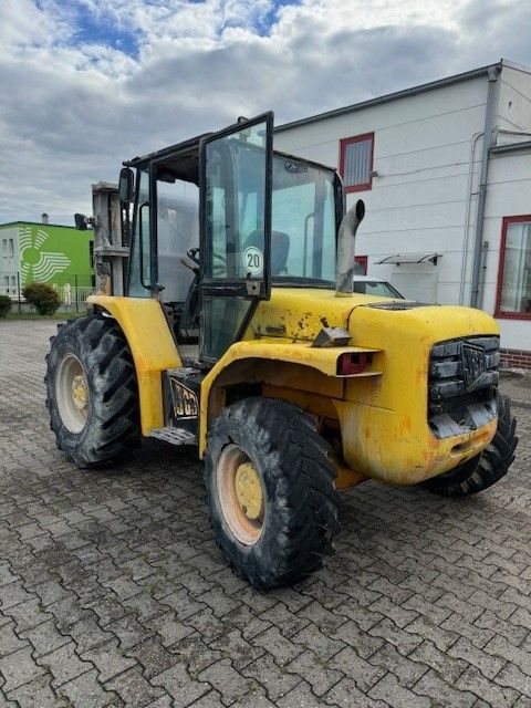 JCB-940-2-Gel�ndestapler www.l-l-gabelstapler.de