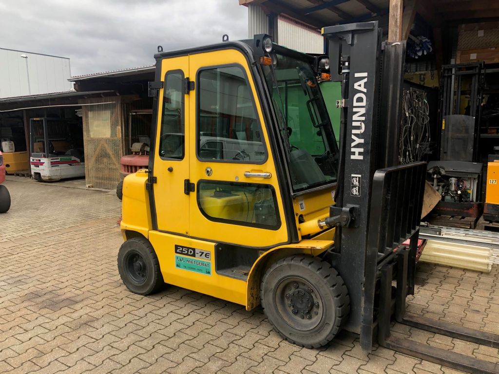 Hyundai-25 D-E-Dieselstapler www.l-l-gabelstapler.de