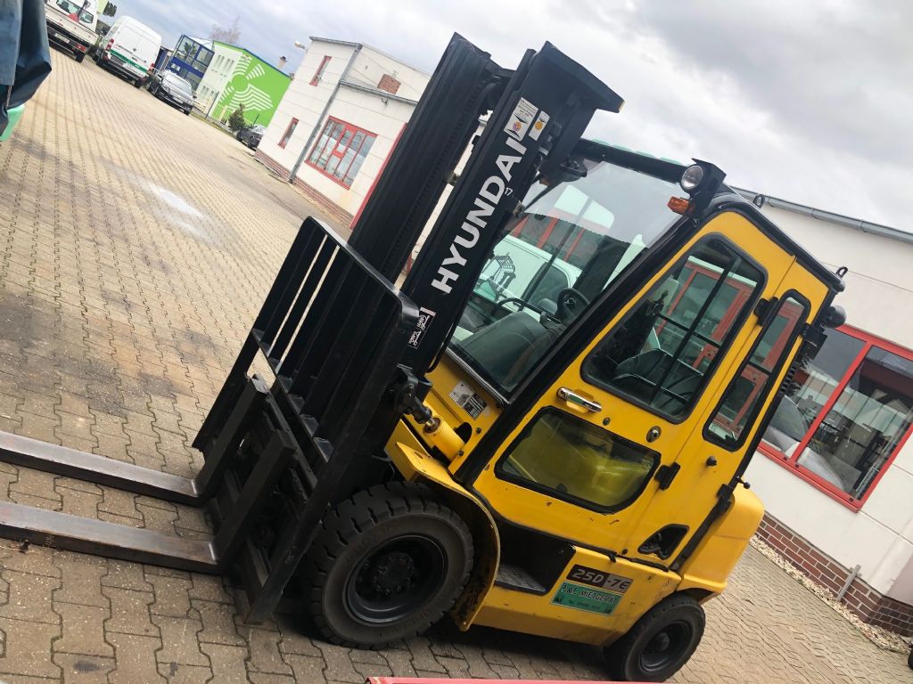 Hyundai-25 D-E-Dieselstapler www.l-l-gabelstapler.de