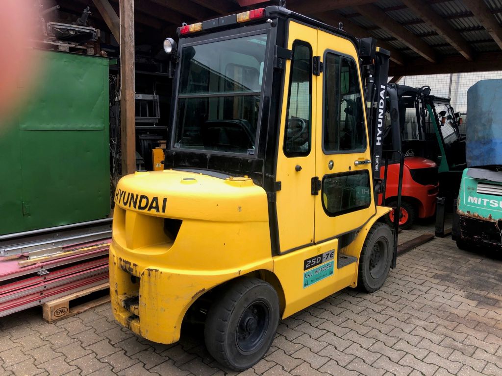 Hyundai-25 D-E-Dieselstapler www.l-l-gabelstapler.de