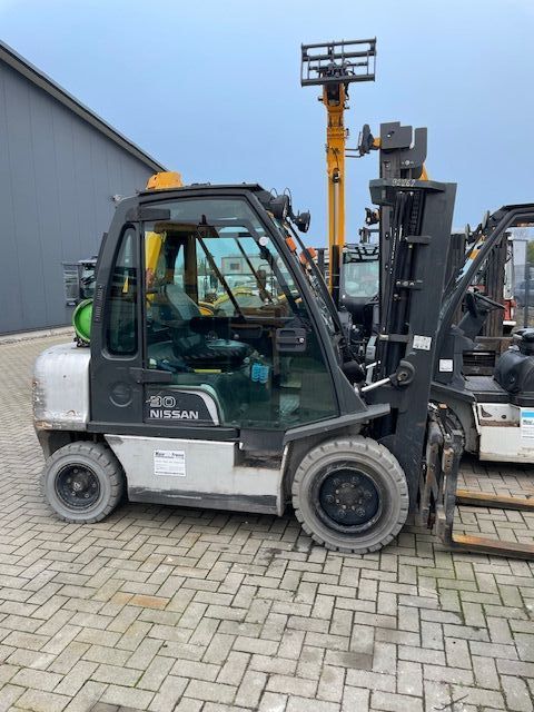 Nissan-UGD02A30PQ-Treibgasstapler-www.maier-freese-gmbh.de