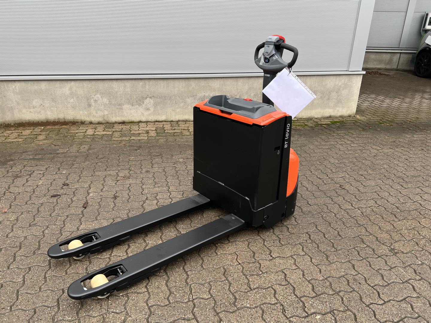 Toyota LWE 160 Electric Pallet Truck www.mengel-gabelstapler.de