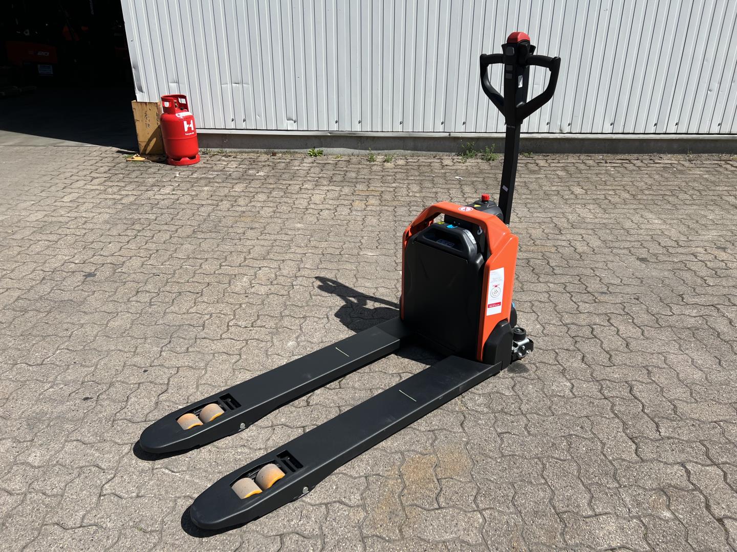 Toyota TYRO LHE 130 Electric Pallet Truck www.mengel-gabelstapler.de Toyota TYRO LHE 130 Electric Pallet Truck www.mengel-gabelstapler.de