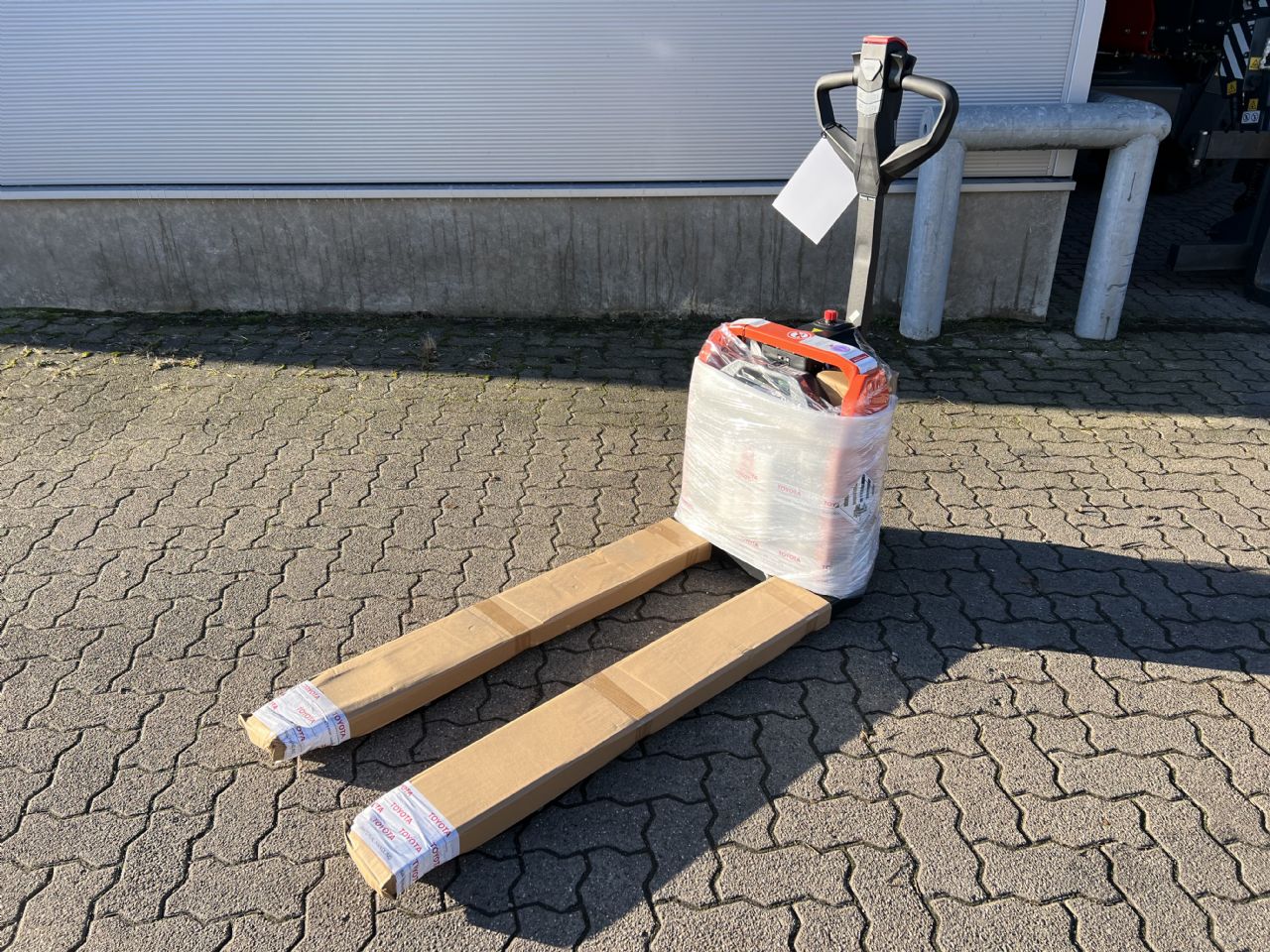 Toyota TYRO LHE 130 B Niederhubwagen www.mengel-gabelstapler.de