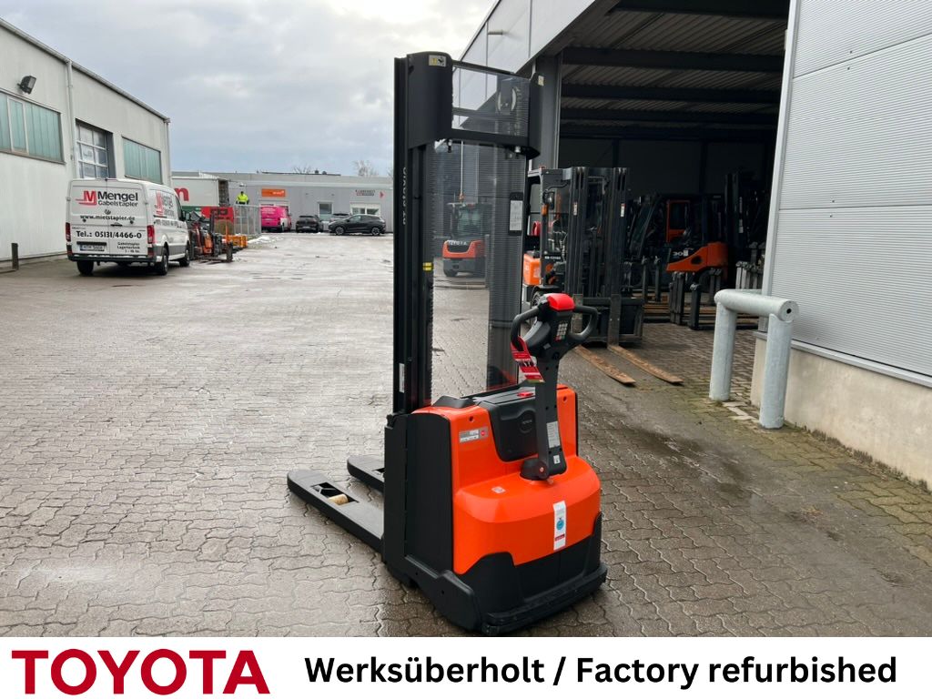 Toyota SWE 140, Akku 2024! Hochhubwagen www.mengel-gabelstapler.de Toyota SWE 140, Akku 2024! Hochhubwagen www.mengel-gabelstapler.de