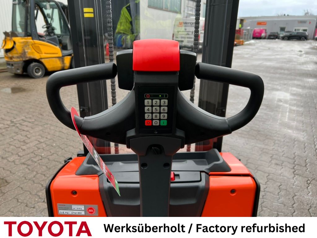 Toyota SWE 140, Akku 2024! Hochhubwagen www.mengel-gabelstapler.de Toyota SWE 140, Akku 2024! Hochhubwagen www.mengel-gabelstapler.de