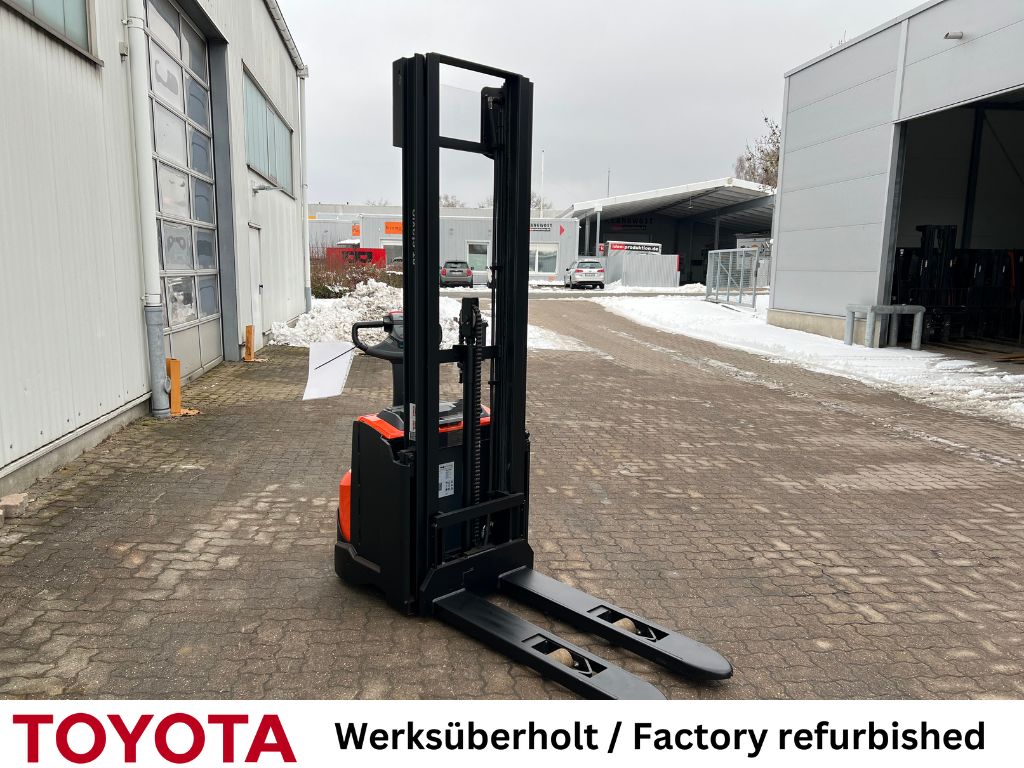 Toyota SWE 120 / Akku 2025! Hochhubwagen www.mengel-gabelstapler.de Toyota SWE 120 / Akku 2025! Hochhubwagen www.mengel-gabelstapler.de