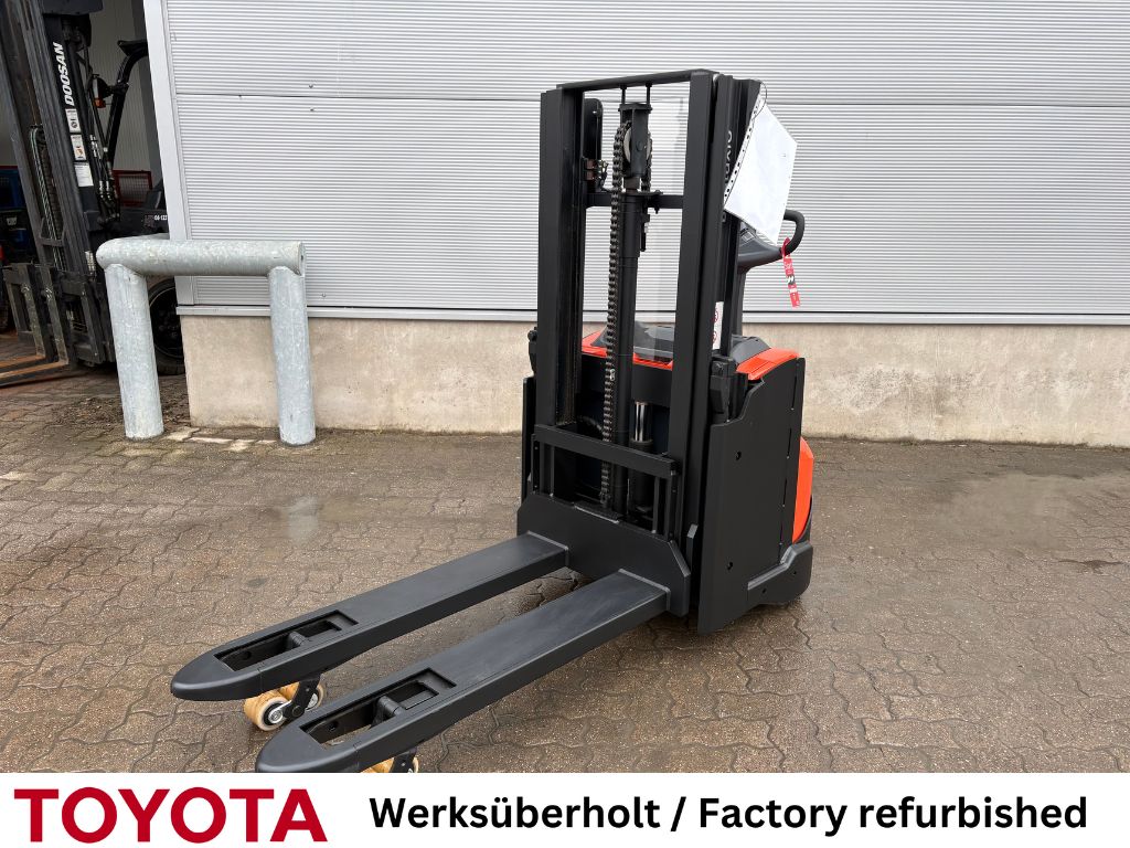 Toyota SWE 200 D High Lift stacker www.mengel-gabelstapler.de