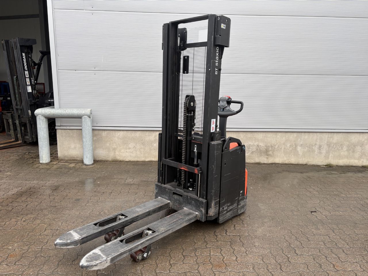 Toyota SWE 145 L / 280 Std.! Hochhubwagen www.mengel-gabelstapler.de