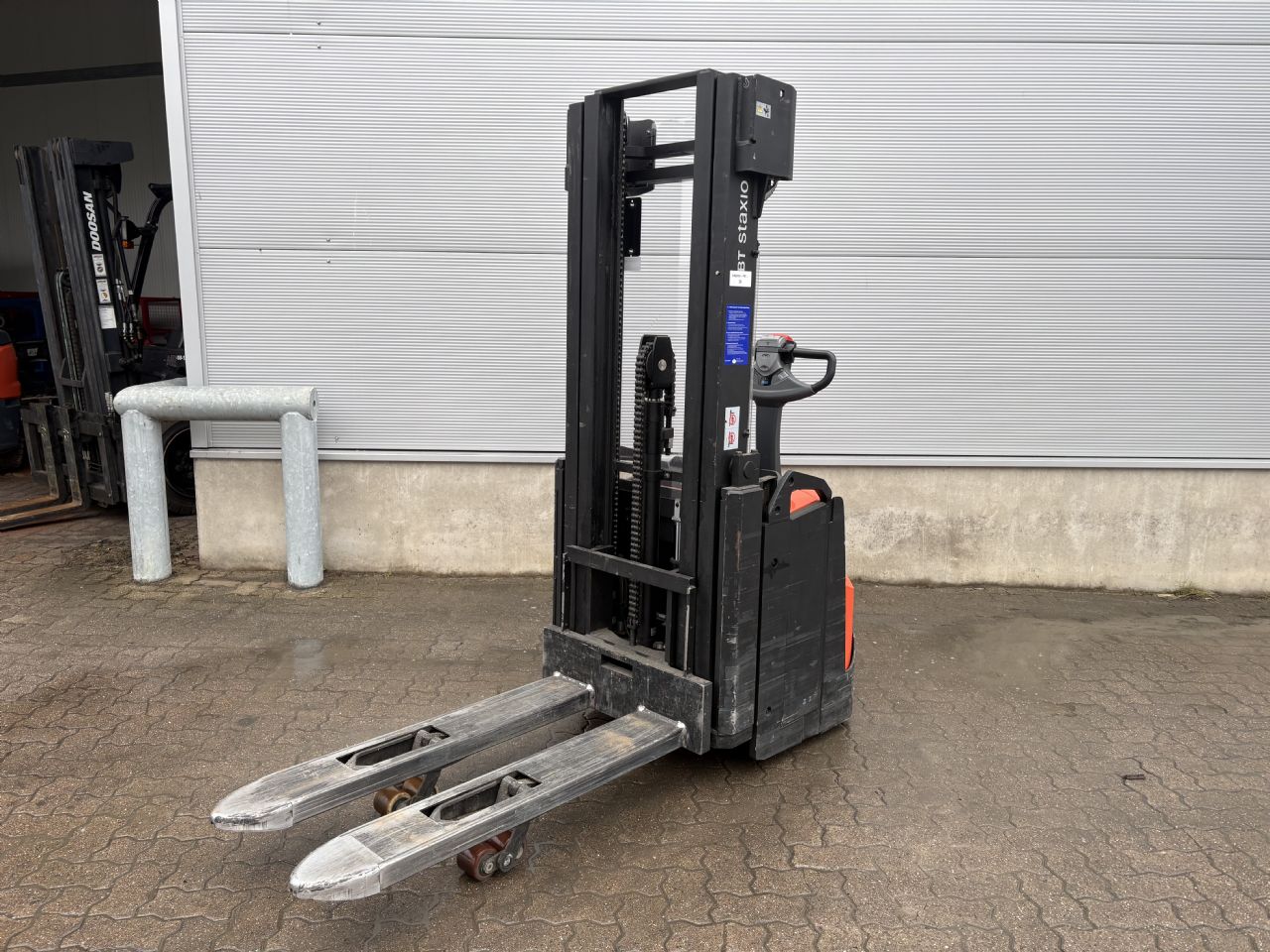 Toyota SWE 145 L / 690 Std.! Hochhubwagen www.mengel-gabelstapler.de