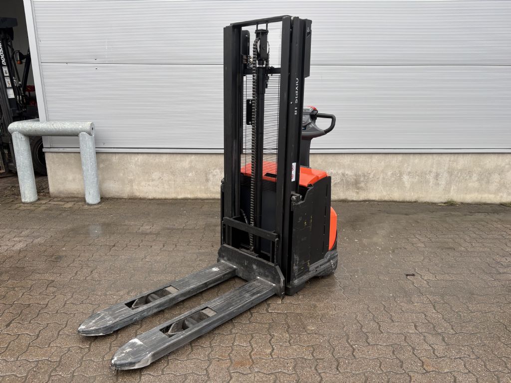 Toyota SWE 120 / Akku 2023 Hochhubwagen www.mengel-gabelstapler.de