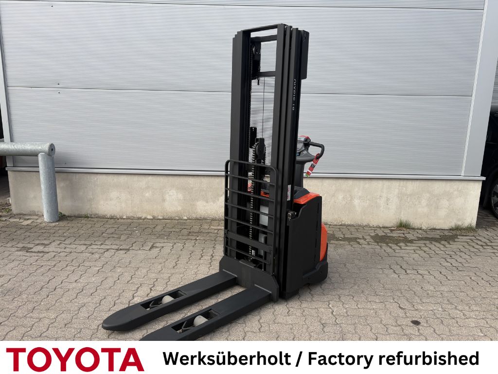 Toyota SWE 140 / Akku 100% High Lift stacker www.mengel-gabelstapler.de
