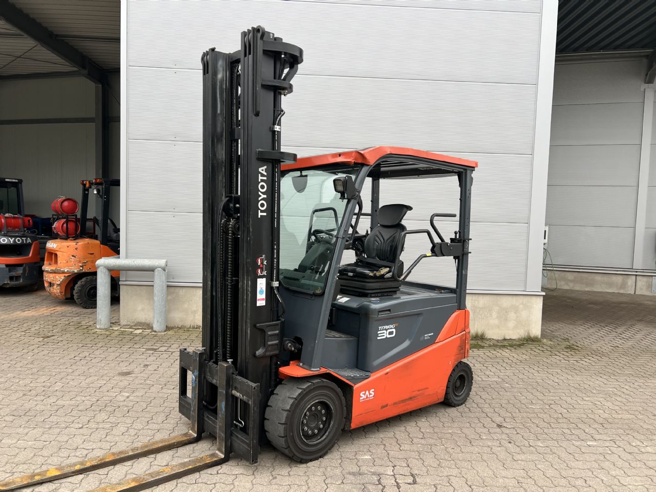 Toyota 8 FBMT 30 / Akku 71% Elektro 4 Rad-Stapler www.mengel-gabelstapler.de