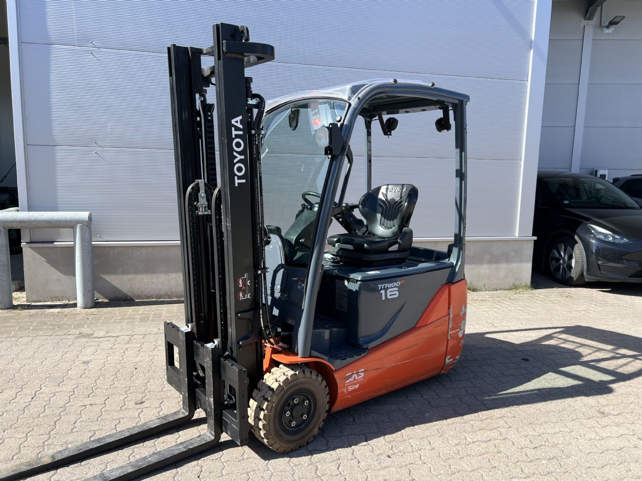 Toyota 8 FBE 16 T / 410 Std.! Electric 3-wheel forklift www.mengel-gabelstapler.de