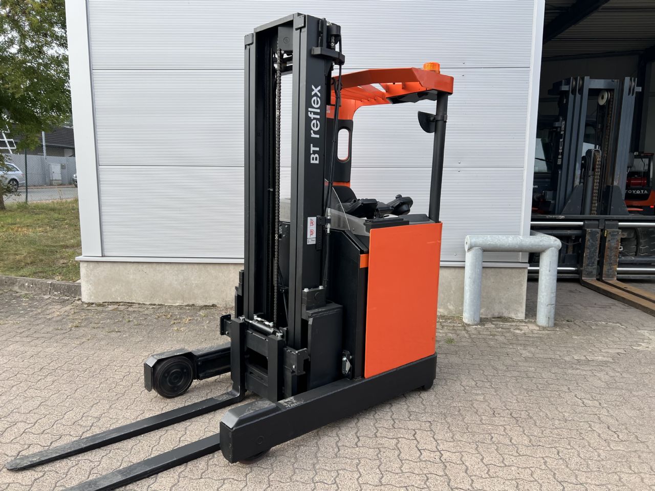 Toyota RRE 140 M Schubmaststapler www.mengel-gabelstapler.de